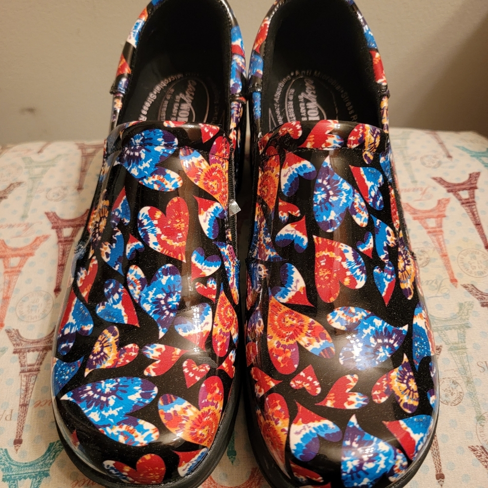 EASY WORKS BY EASY STREET Clogs w/Tie Dye Heart Prints Like New Women's Size 10